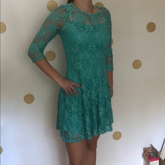 Lace dress - Picture 1 of 3
